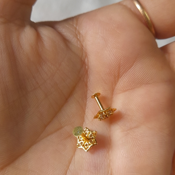 Beautiful new shaining stone desiner studs - Picture 15 of 15